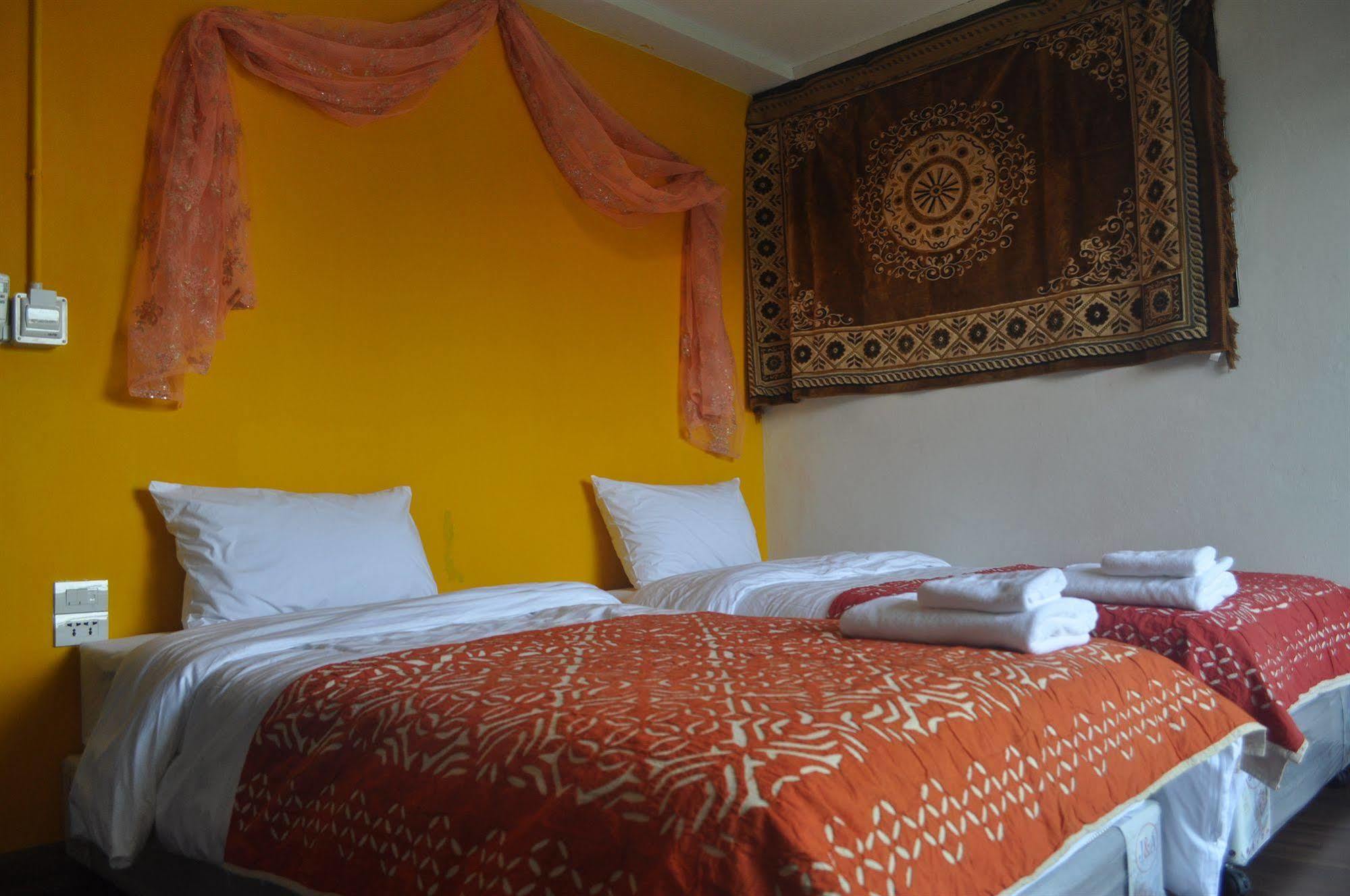 Around The World Bed And Breakfast Bangkok Luaran gambar